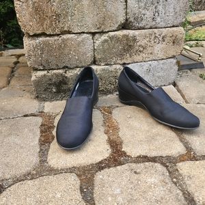 Aquatalia Slip On Wedge Heel Black Shoes Size 39 US 9 quality made in Italy 🇮🇹